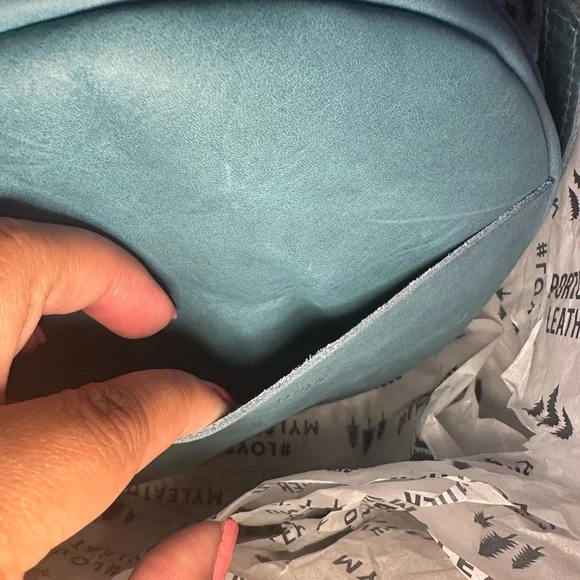 Portland Leather Large Circle Crossbody in Aqua. C-grade bag. - Picture 2 of 12